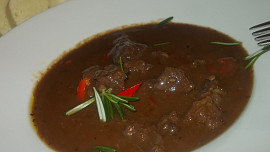Jelení guláš s červenou kapií  a   šípkovou chutí