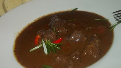 Jelení guláš s červenou kapií  a   šípkovou chutí