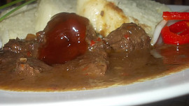 Jelení guláš s červenou kapií  a   šípkovou chutí