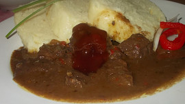 Jelení guláš s červenou kapií  a   šípkovou chutí