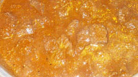 Jelení guláš s červenou kapií  a   šípkovou chutí