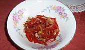 Karbanátky z trouby na paprikovém salátu (salát z papriky a šalotky)