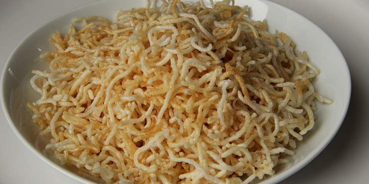 Křupavé rýžové nudličky