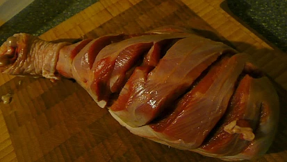 Krůtí stehno s tapenádovo paprikovou omáčkou, připravené stehno