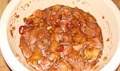 Kuřecí maso v pikantní marinádě se zeleninou, naložené maso