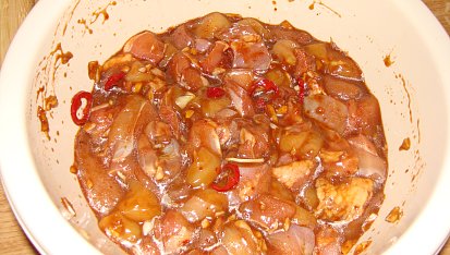 Kuřecí maso v pikantní marinádě se zeleninou, naložené maso