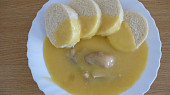 Kuřecí stehna se zeleninovou omáčkou a domácím knedlíkem