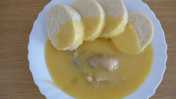 Kuřecí stehna se zeleninovou omáčkou a domácím knedlíkem