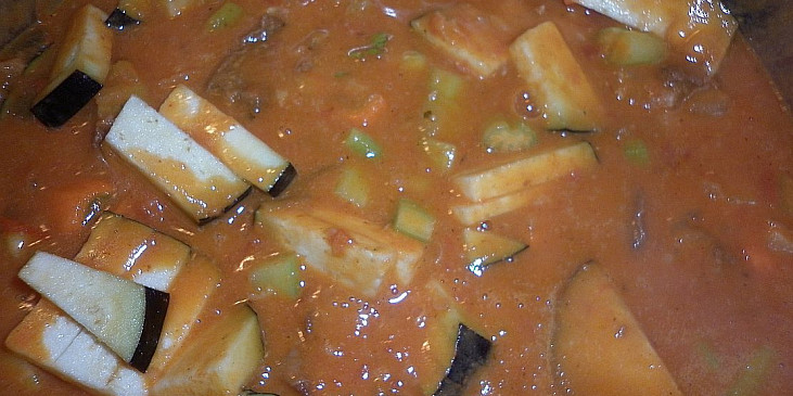 Mafé - hovězí ragú dušené v arašídové omáčce - Senegálský guláš (Po přidání zeleniny)