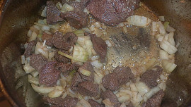 Mafé - hovězí ragú dušené v arašídové omáčce - Senegálský guláš