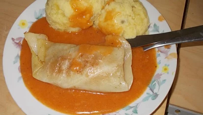 Mleté maso s uzeným v zelných listech