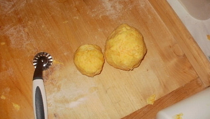 Mrkvové šátečky od Ivety, hotové těsto-rozválené