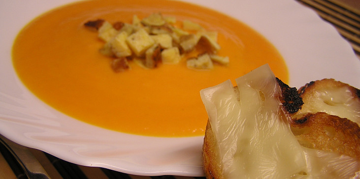 Mrkvový krém se sýrem a omeletou