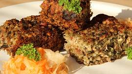 Nádivka s kroupami, houbami a uzeným