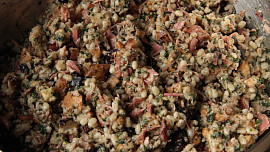 Nádivka s kroupami, houbami a uzeným