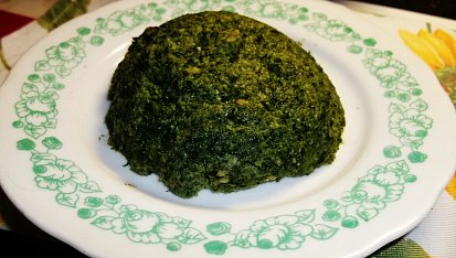 Netradiční špenátová polévka ze špenátového pudinku, špenátový pudink...