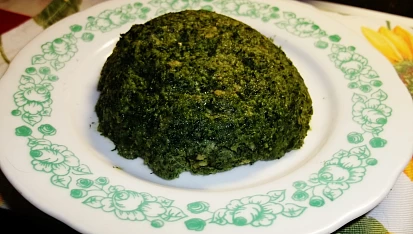 Netradiční špenátová polévka ze špenátového pudinku, špenátový pudink...