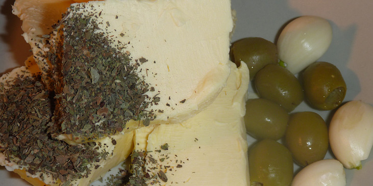 Olivovo-česnekové rohlíčky