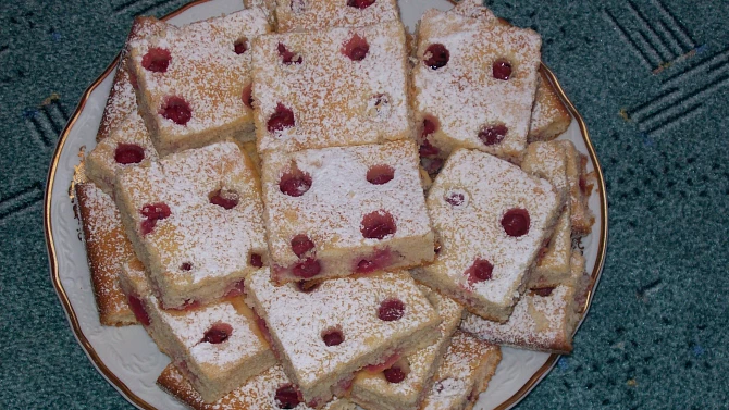 Ovocný kefírový koláč