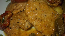 Panenka na sušených rajčatech s cukrovým hráškem a mrkví