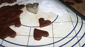 Pěnová kakaová srdíčka, srdíčka skládat na plech nebo pečící papír