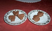 Pěnová kakaová srdíčka (vpravo - tvary se sesunuly)