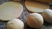 Pita chléb s čerstvou syrovátkou a žitnou moukou