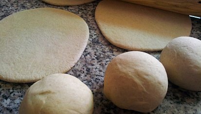 Pita chléb s čerstvou syrovátkou a žitnou moukou