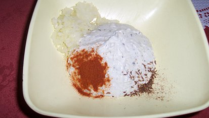 Pomazánka ze sýrů, + cibule, paprika, kmín