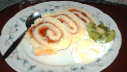 Roláda piškotová s krémem a malinami, Moje roláda - fotečka se moc nepovedla