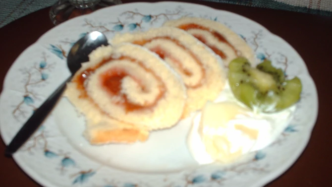 Roláda piškotová s krémem a malinami, Moje roláda - fotečka se moc nepovedla