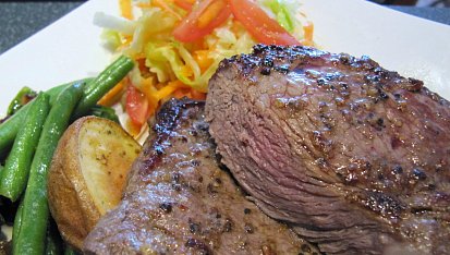 Rumpsteak s rukolovým salátem