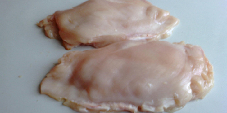 Smažené plněné kuřecí prso v housce
