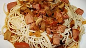Špagety s uzeným masem a žampiony