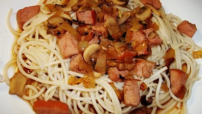 Špagety s uzeným masem a žampiony