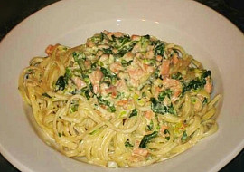 Špagety se špenátem a lososem