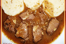 Srnčí medajlonky s česnekovo-citronovou omáčkou
