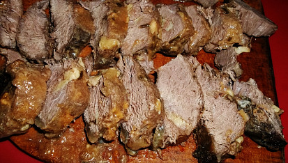 Srnčí medajlonky s citronovo - česnekovou omáčkou, maso nakrájíme na medajlonky