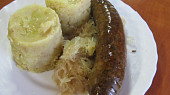 Šťouchané brambory se škvarky, jitrnice se zelím