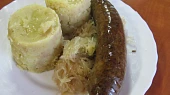 Šťouchané brambory se škvarky, jitrnice se zelím