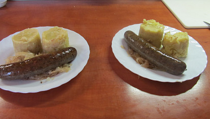 Šťouchané brambory se škvarky, jitrnice se zelím