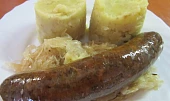 Šťouchané brambory se škvarky, jitrnice se zelím