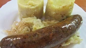 Šťouchané brambory se škvarky, jitrnice se zelím