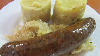 Šťouchané brambory se škvarky, jitrnice se zelím