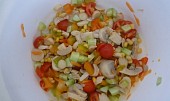Těstovinový salát s kuřecím masem a jogurtovou zálivkou, nakrájená zelenina