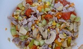 Těstovinový salát s kuřecím masem a jogurtovou zálivkou (zelenina s masem)