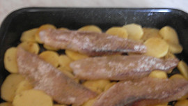 Tilapie pečená s bramborami