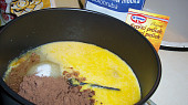 Třená buchta z domácí pekárny, suroviny: ve formě je mléko, vejce, tuk, cukr a kakao, přidat ještě mouku a pr.do pečiva