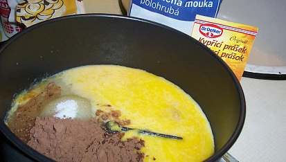 Třená buchta z domácí pekárny, suroviny: ve formě je mléko, vejce, tuk, cukr a kakao, přidat ještě mouku a pr.do pečiva