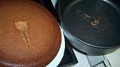Třená buchta z domácí pekárny, korpus a vpravo míchací a pečící nádoba